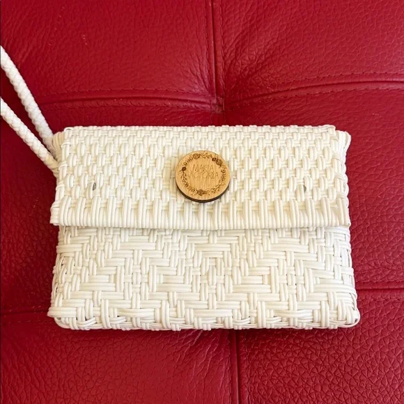 BNWT Maria Victoria Mono White Carlota Plastic Woven Straw Wristlet Clutch - Picture 3 of 10